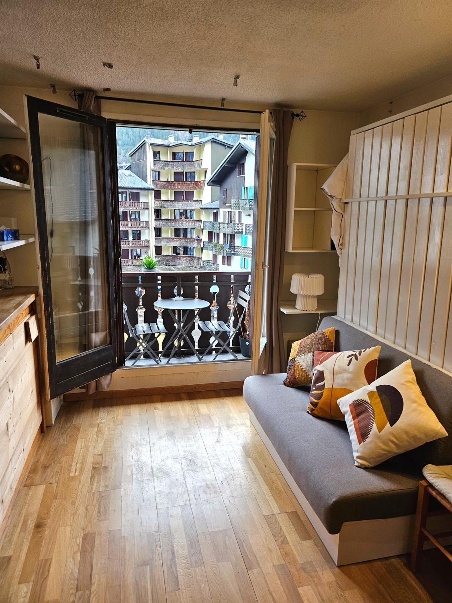 Cozy Chamonix Ski Studio With Mountain Views Екстериор снимка